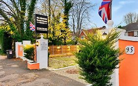 All Seasons Gatwick Guest House & Parking